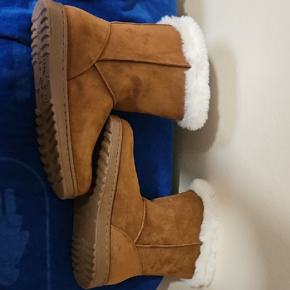 SO Tan Winter Boots with White Faux Fur
